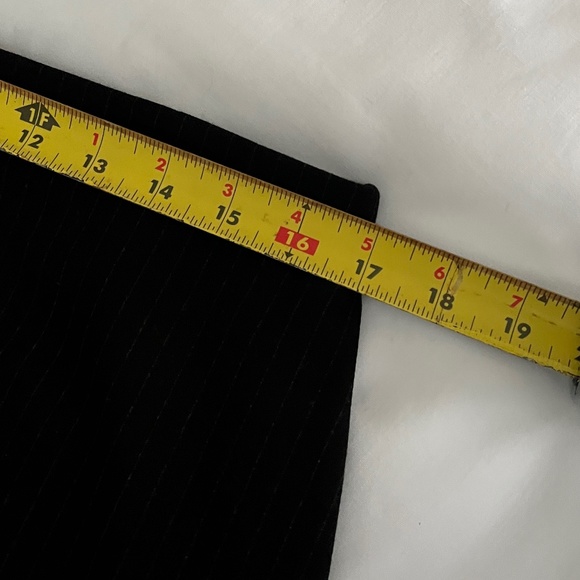 H&M Black Pinstriped pencil skirt. Size L - Picture 6 of 8